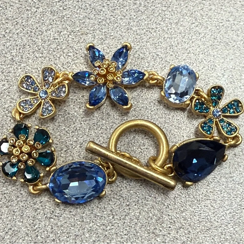 Óscar de la Renta flower in sapphire blue rhinestones